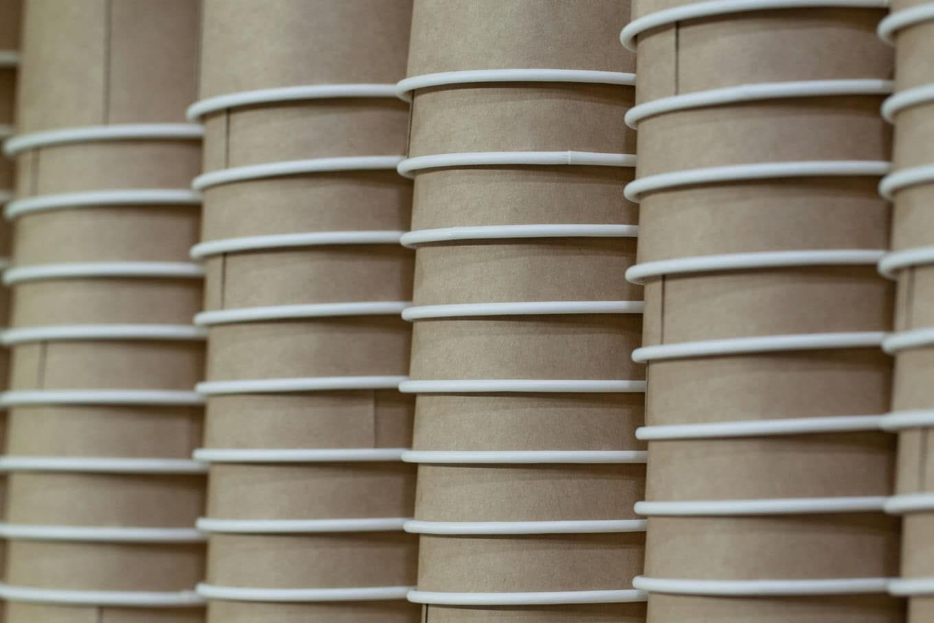 Które materiały w kubkach na wynos naprawdę rozkładają się bez domieszki plastiku